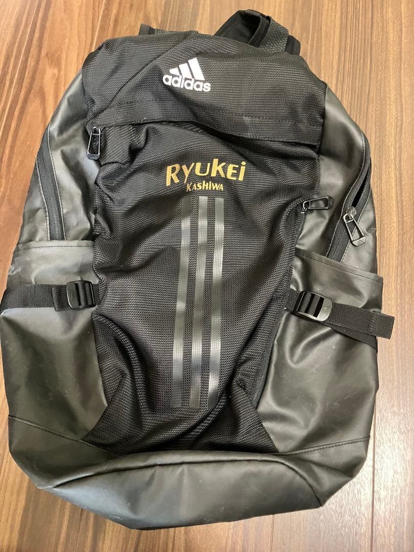 流通経済柏サッカー部のリュックとジャージ類、応援Tシャツです。