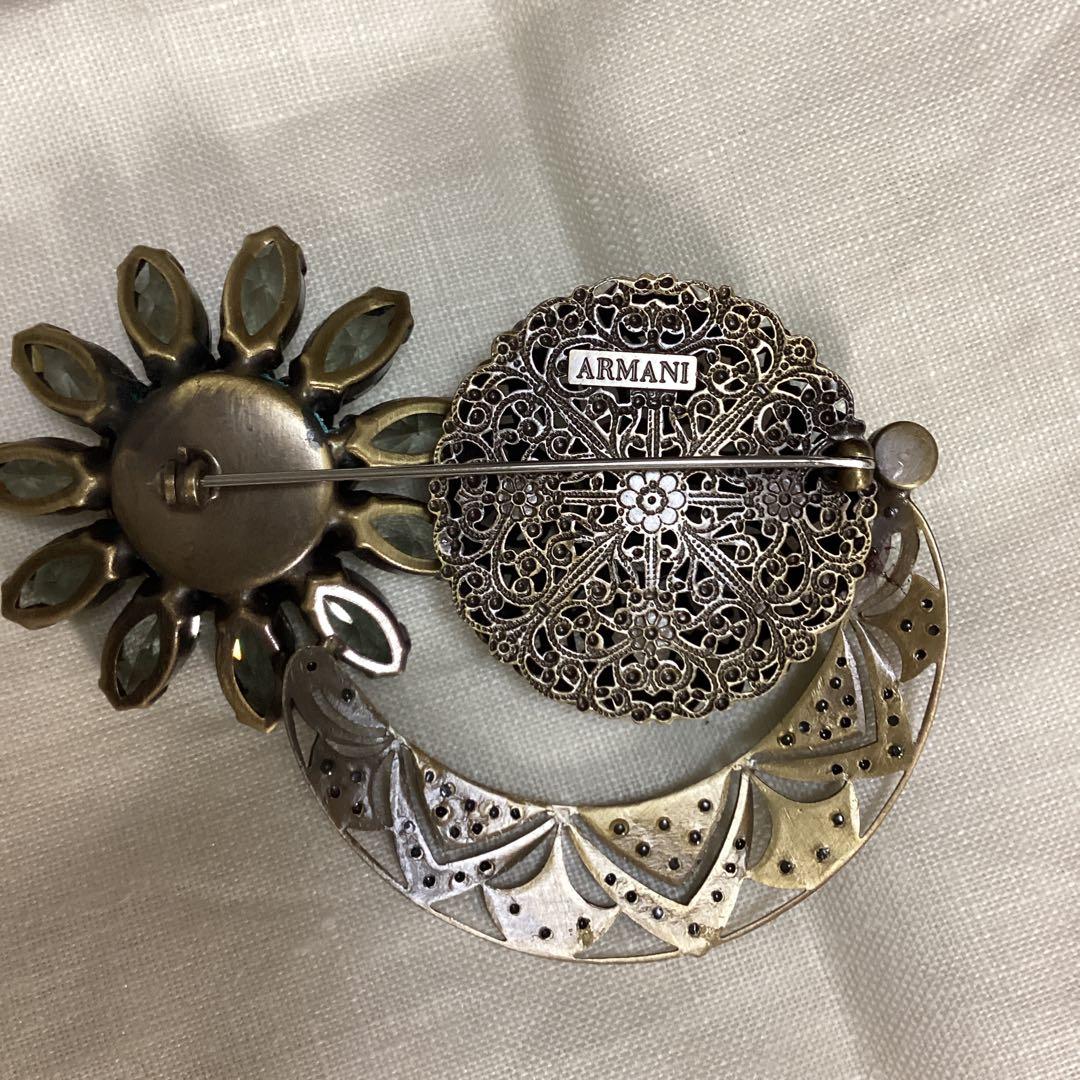 ジョルジュ　アルマーニのブローチ