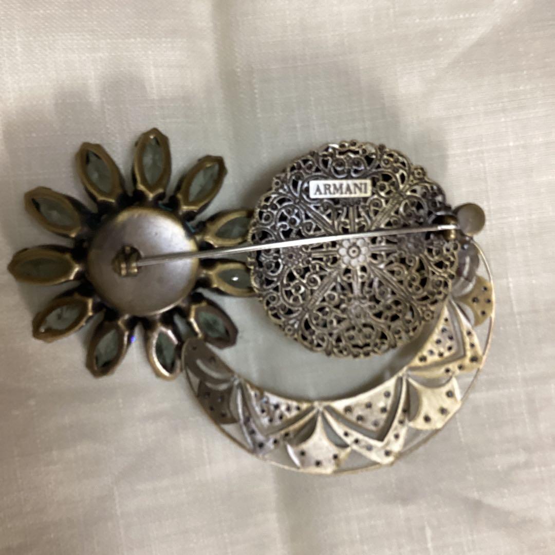 ジョルジュ　アルマーニのブローチ