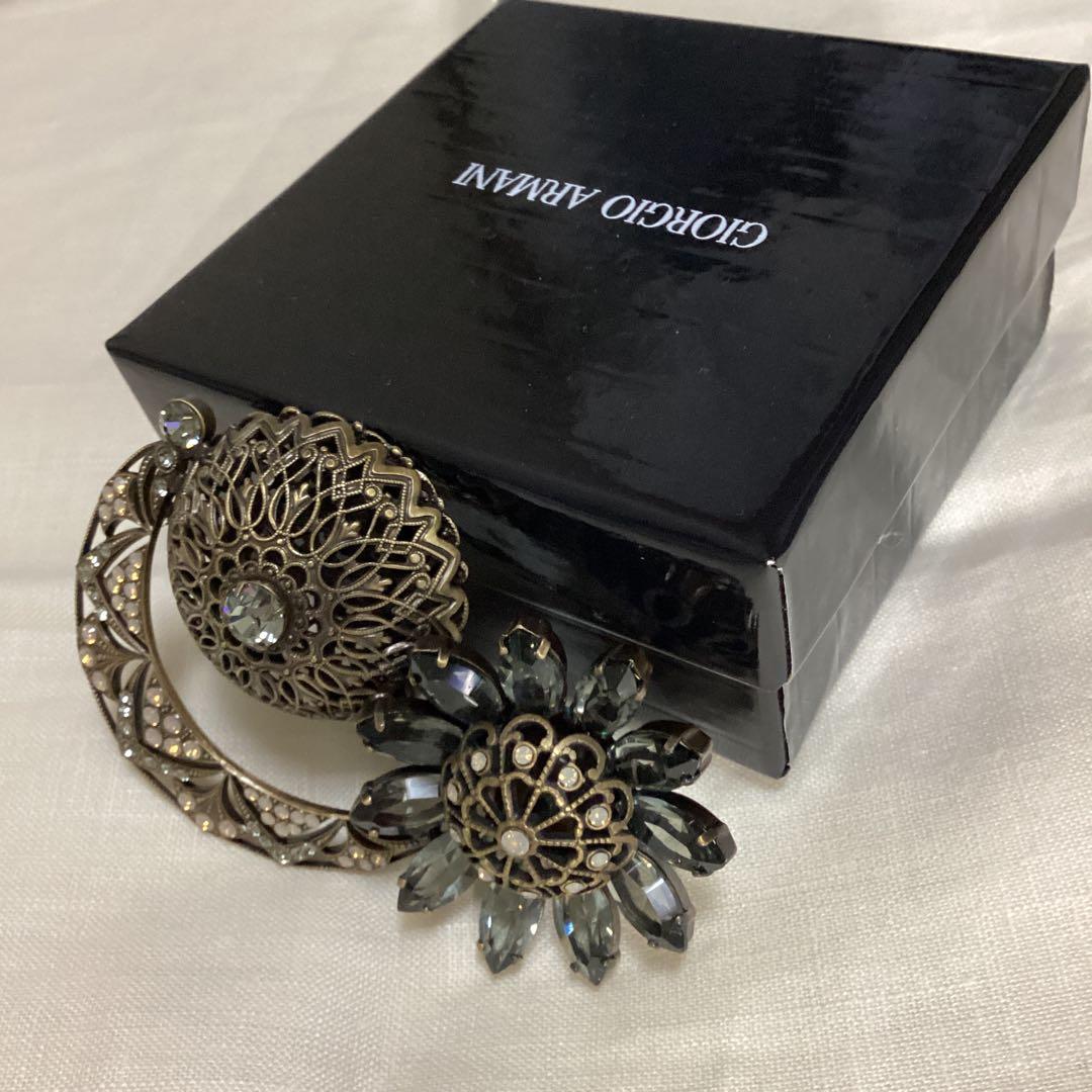 ジョルジュ　アルマーニのブローチ