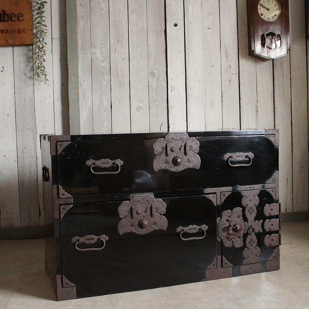 綺麗な時代庄内箪笥　扉付き