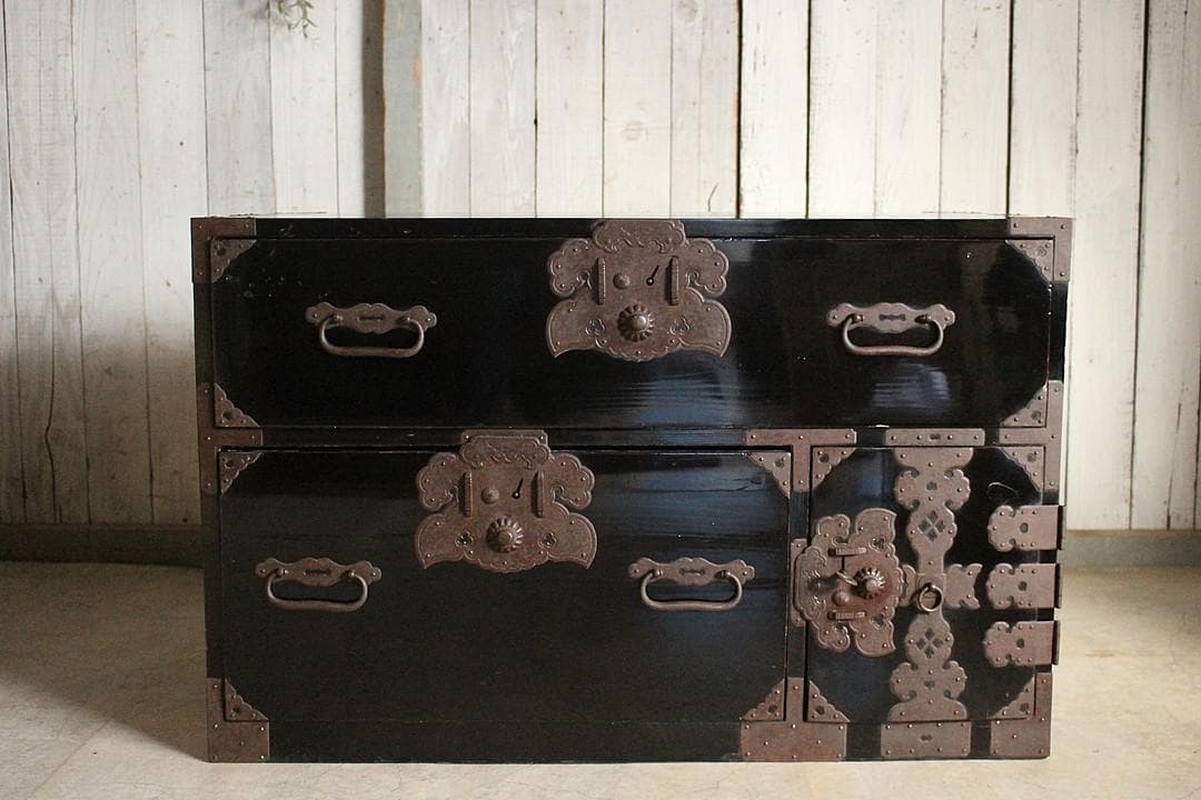 綺麗な時代庄内箪笥　扉付き