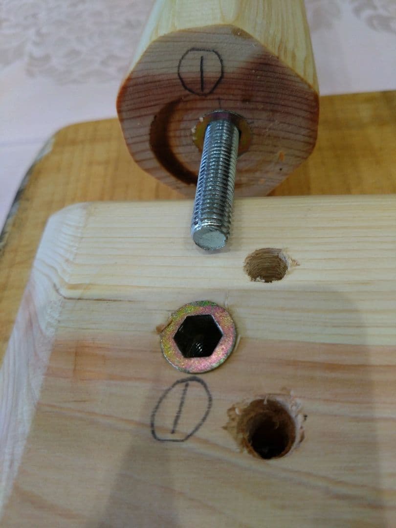 ケヤキのテーブル⑯　ちび怪獣八七❕ケヤキの模様が綺麗な耳付テーブル