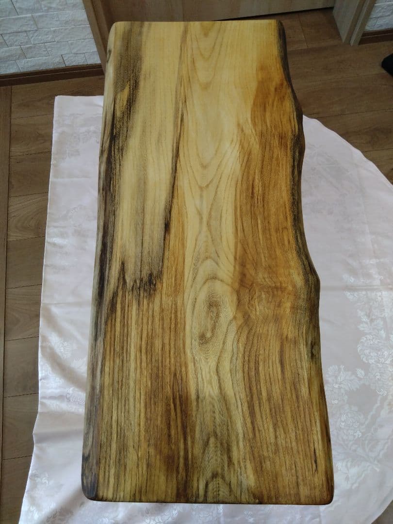 ケヤキのテーブル⑯　ちび怪獣八七❕ケヤキの模様が綺麗な耳付テーブル