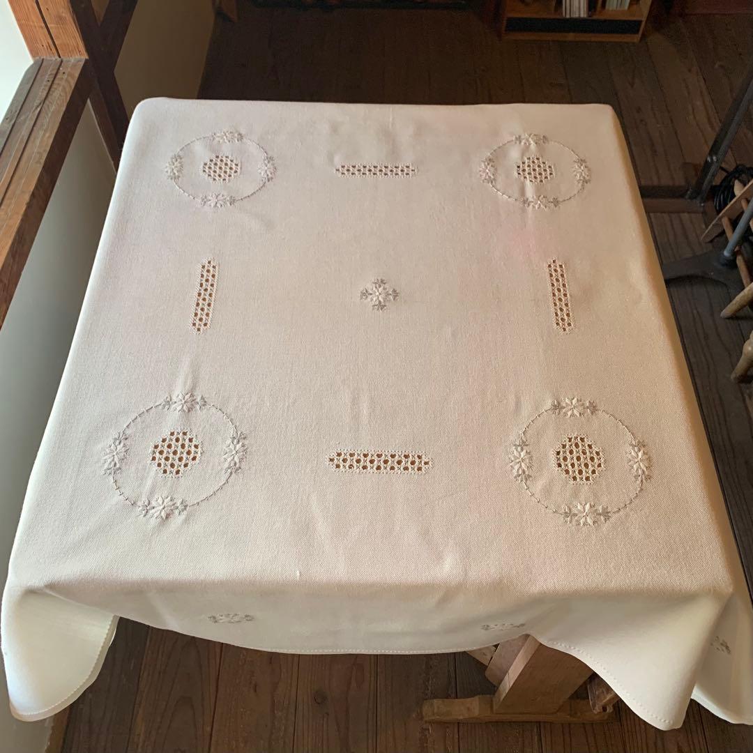 ドイツのマーケットで見つけた刺繍入りテーブルクロス