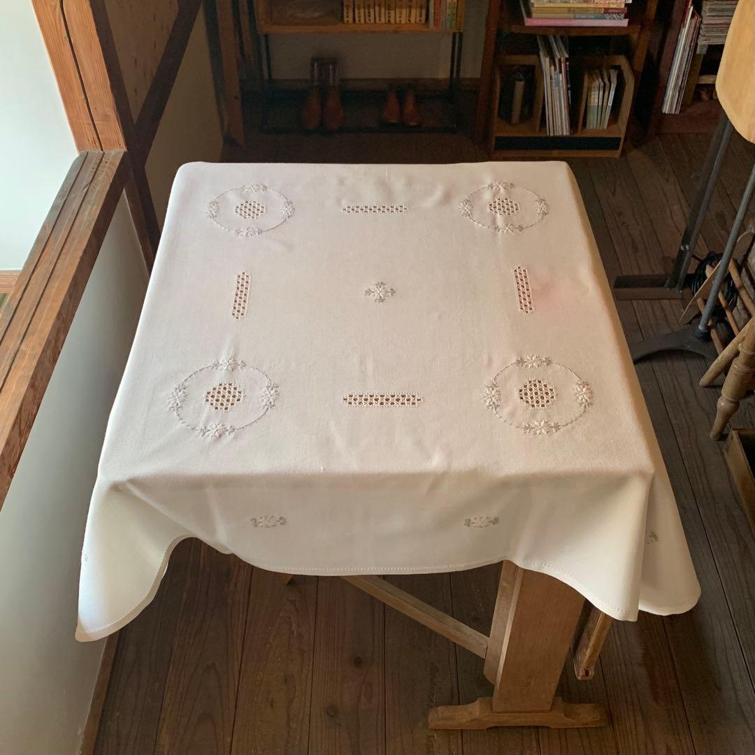 ドイツのマーケットで見つけた刺繍入りテーブルクロス