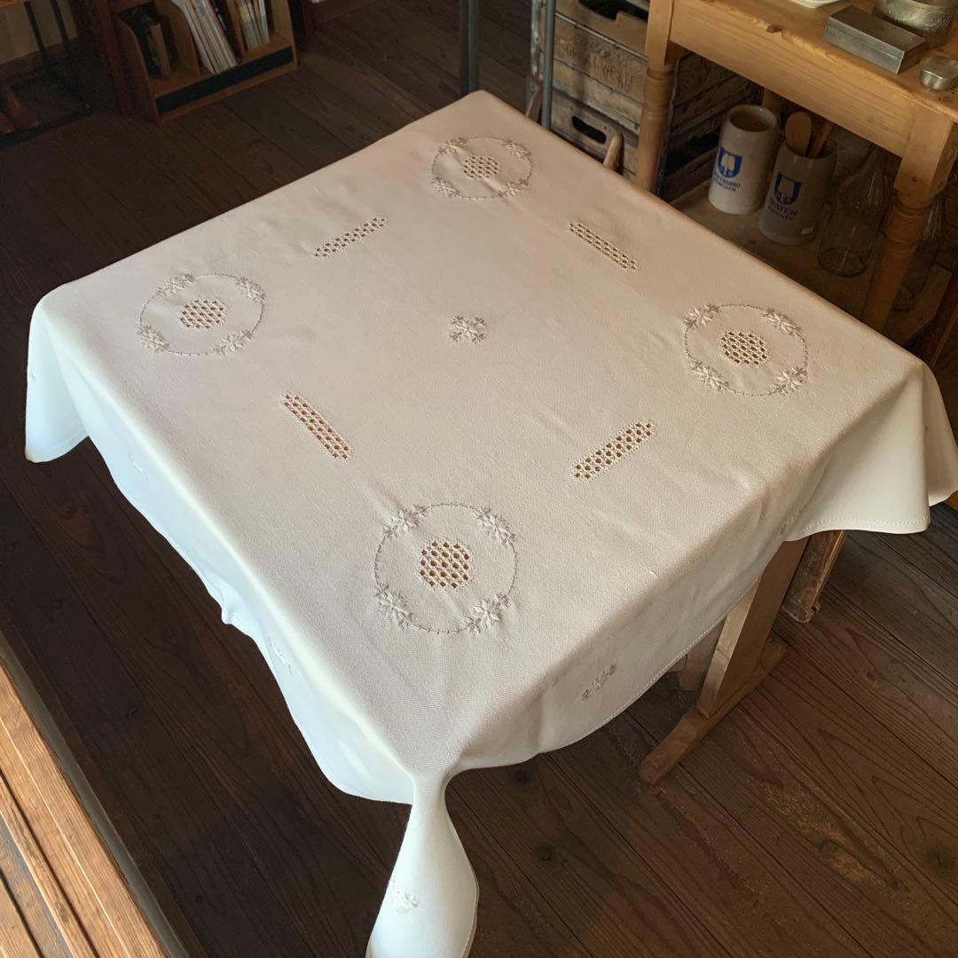 ドイツのマーケットで見つけた刺繍入りテーブルクロス