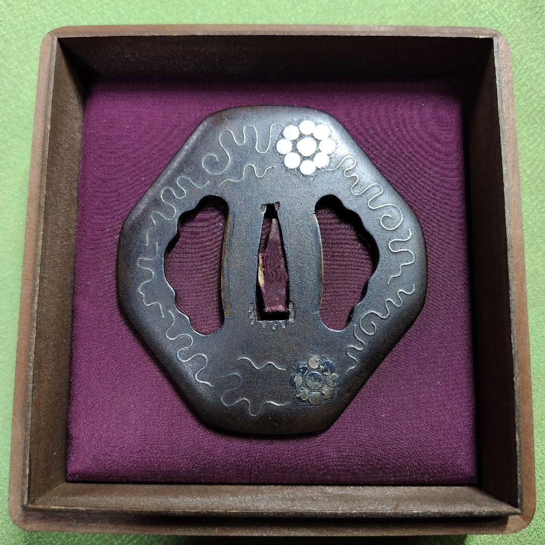 ◆鍔／肥後九曜唐草図鐔／八角形鉄地象嵌／江戸時代後期／刀装小道具