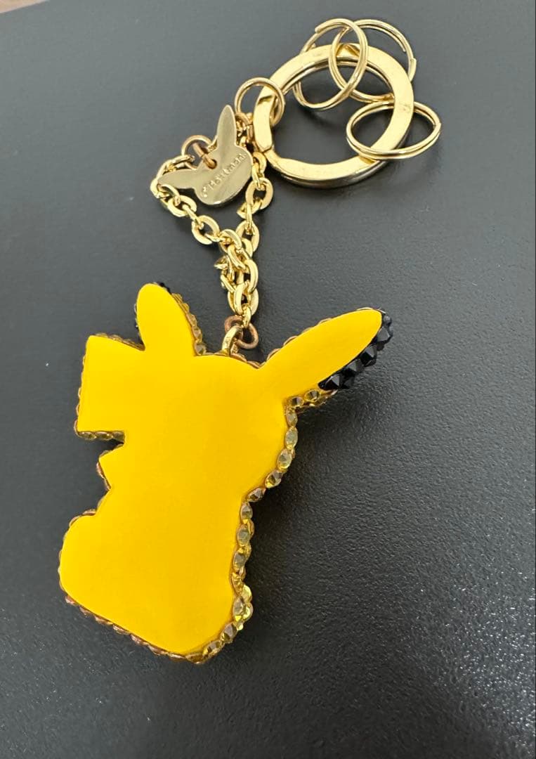 バックチャーム　お座りピカチュウ　金　ピカチュウ　スワロフスキー