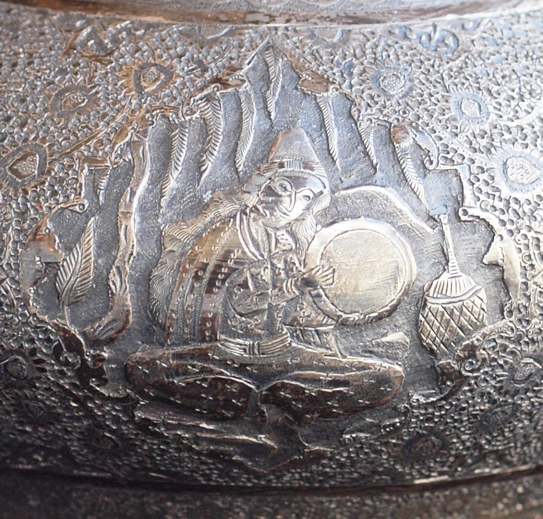 1970年央制作、イラン伝統彫金細工が楽器を奏でる人や花を刻む銀製ティーポット