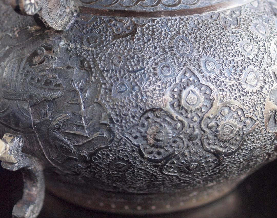 1970年央制作、イラン伝統彫金細工が楽器を奏でる人や花を刻む銀製ティーポット