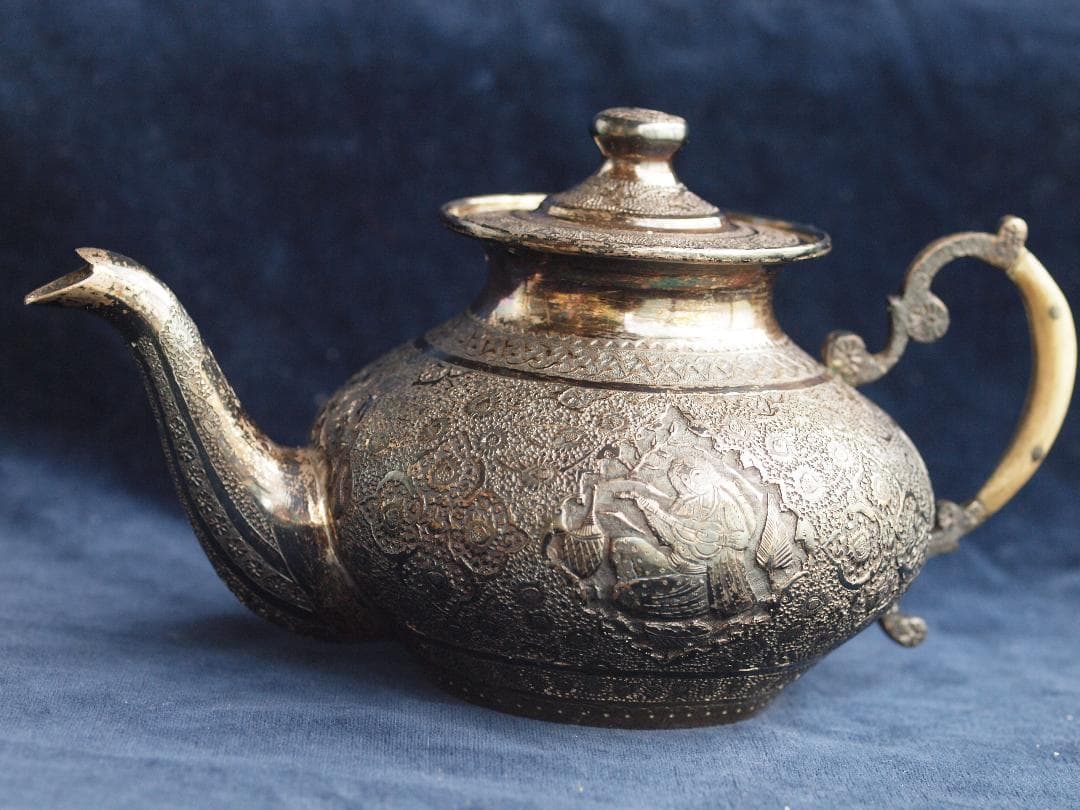 1970年央制作、イラン伝統彫金細工が楽器を奏でる人や花を刻む銀製ティーポット