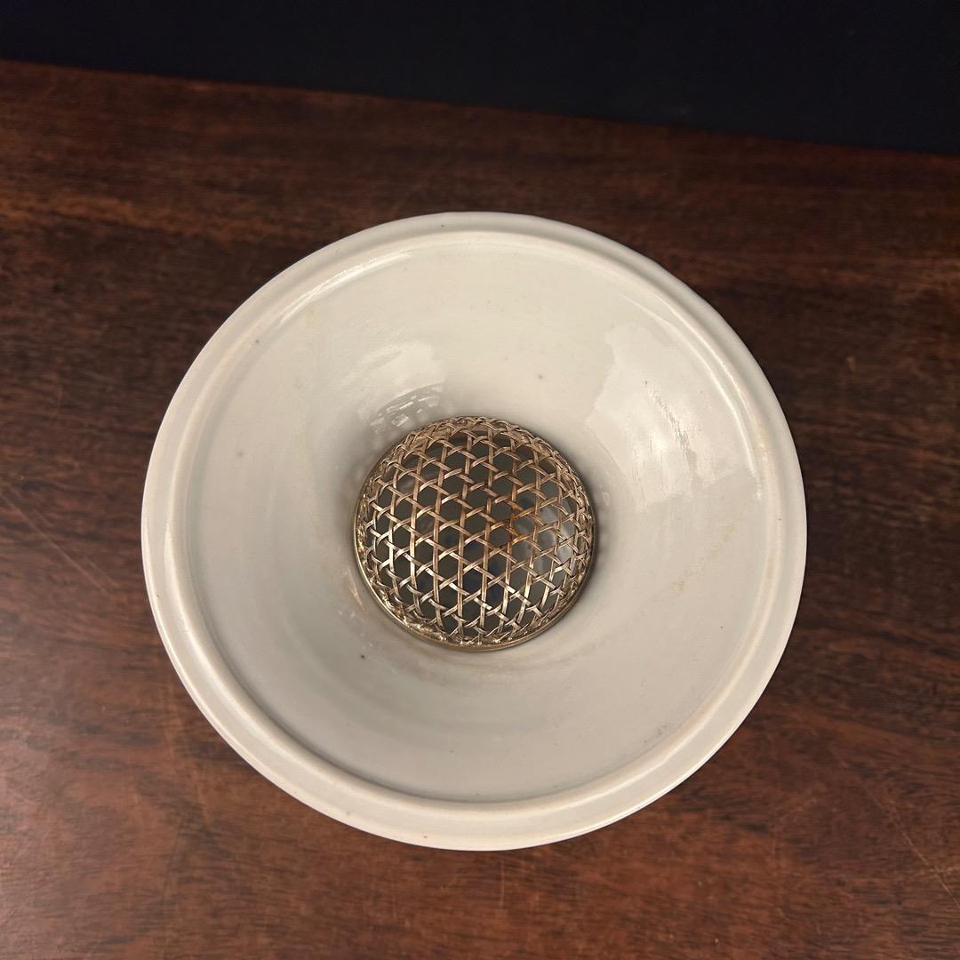 在銘 染付双耳盤口三足香炉 純銀刻火屋付