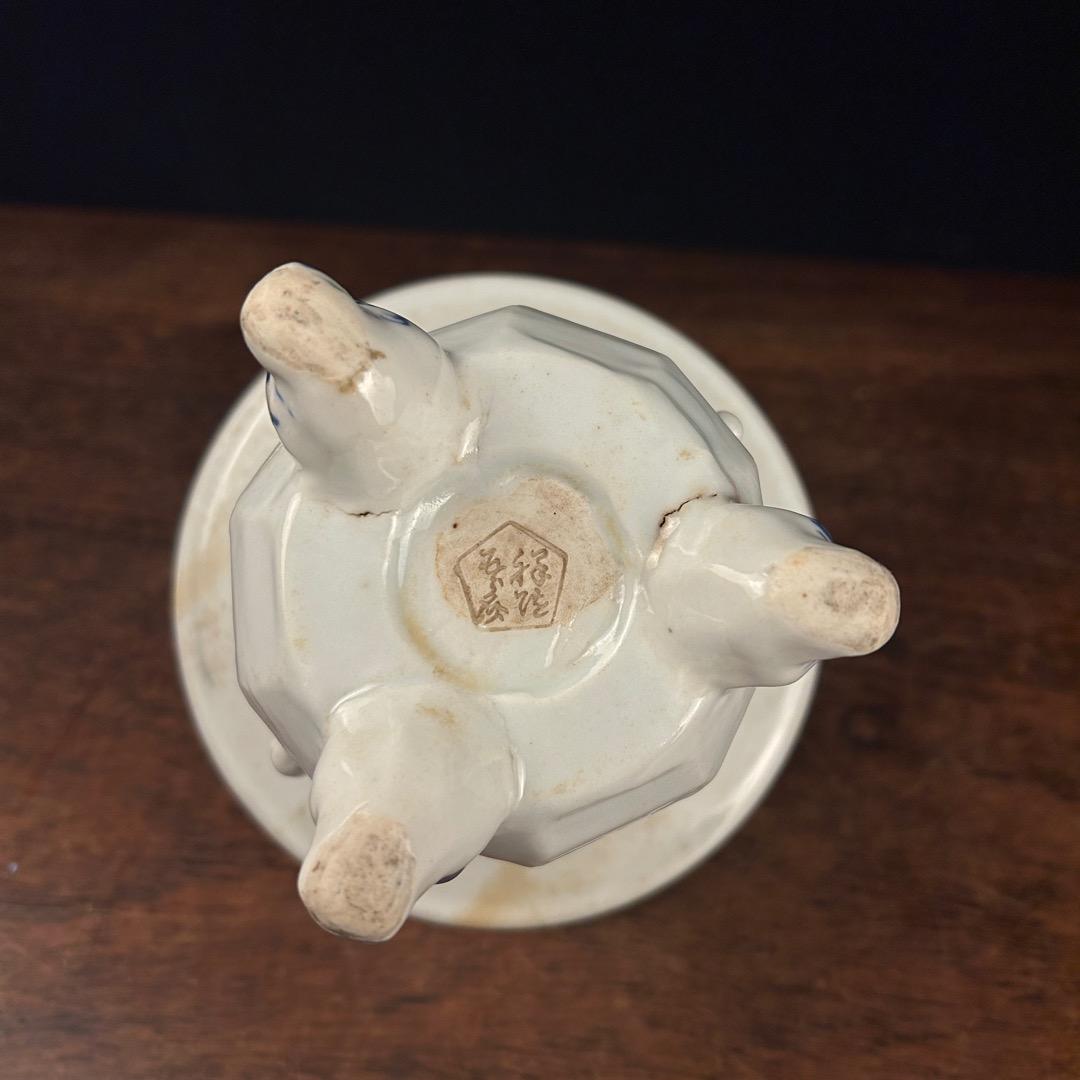 在銘 染付双耳盤口三足香炉 純銀刻火屋付