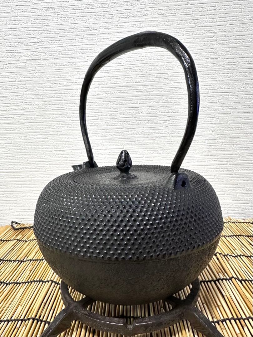 未使用品、供箱等付属品付　南部三厳堂造　１５型アラレ　南部鉄瓶　南部鉄器