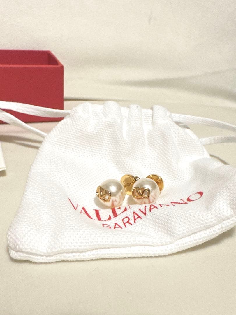 ヴァレンティノ Vロゴ シグネチャー パールビーズ ピアス VALENTINO