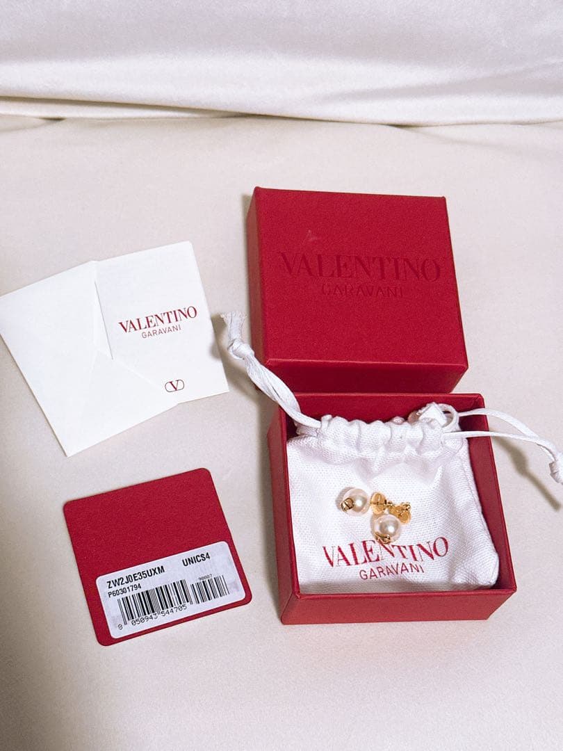 ヴァレンティノ Vロゴ シグネチャー パールビーズ ピアス VALENTINO