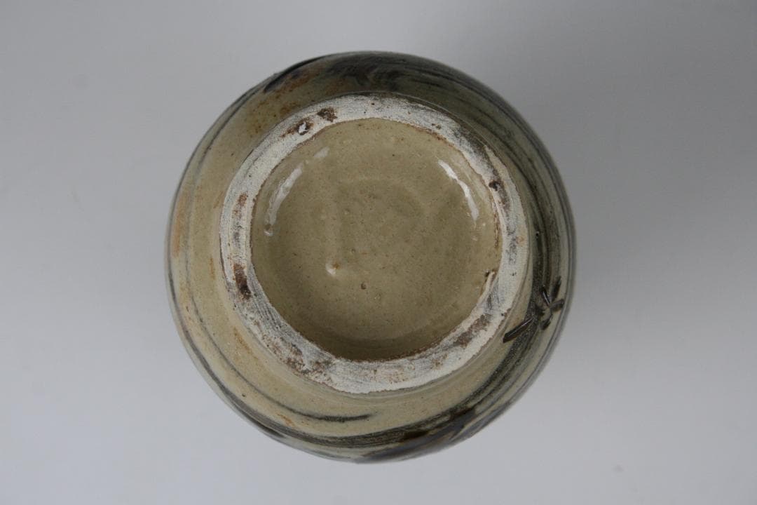 壺屋焼 人間国宝 金城次郎 作　刷毛目魚文徳利