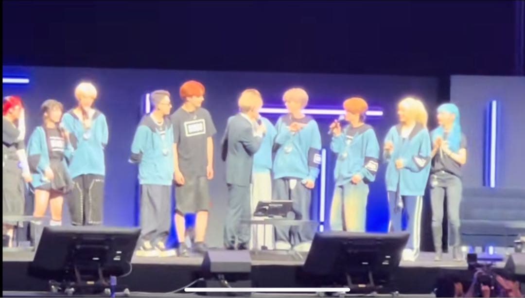 BMSG ツートンジップパーカー