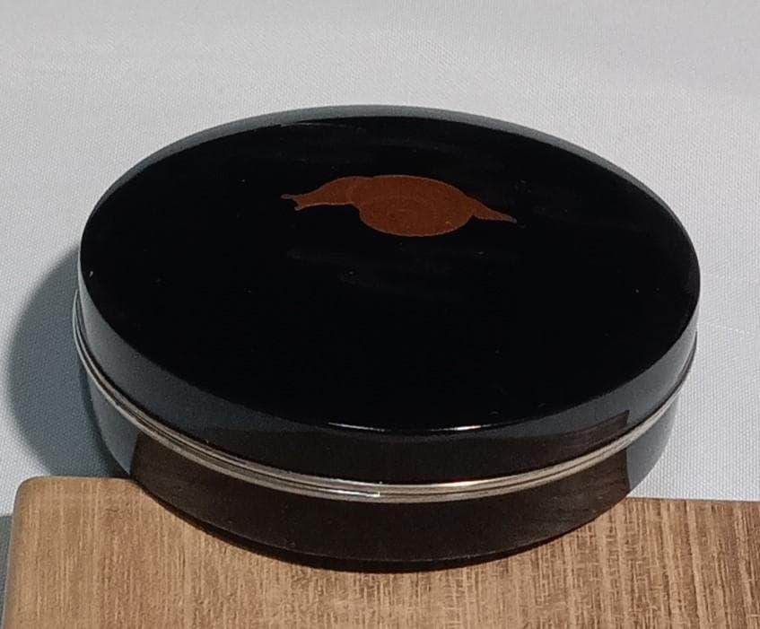 茶道具　蒔絵師　西條一斎作　黒漆塗蝸牛蒔絵錫縁香合　　尋牛斎花押入　美品！！