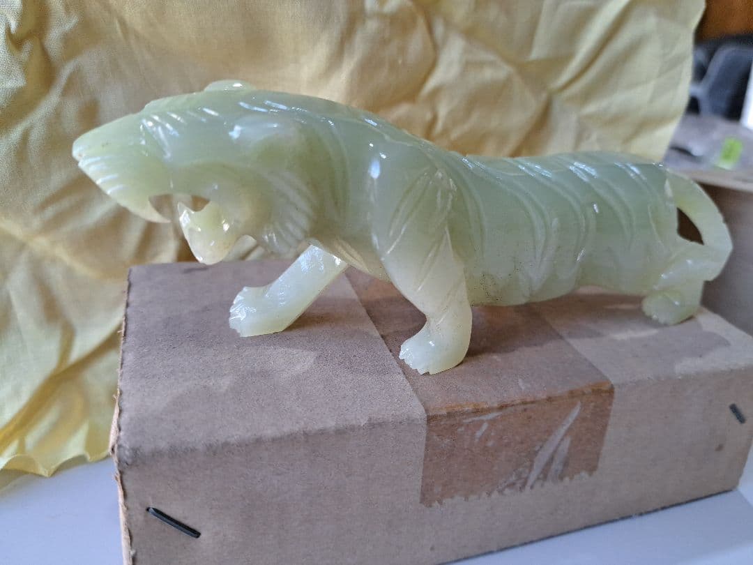 翡翠 虎の彫刻 約15cm