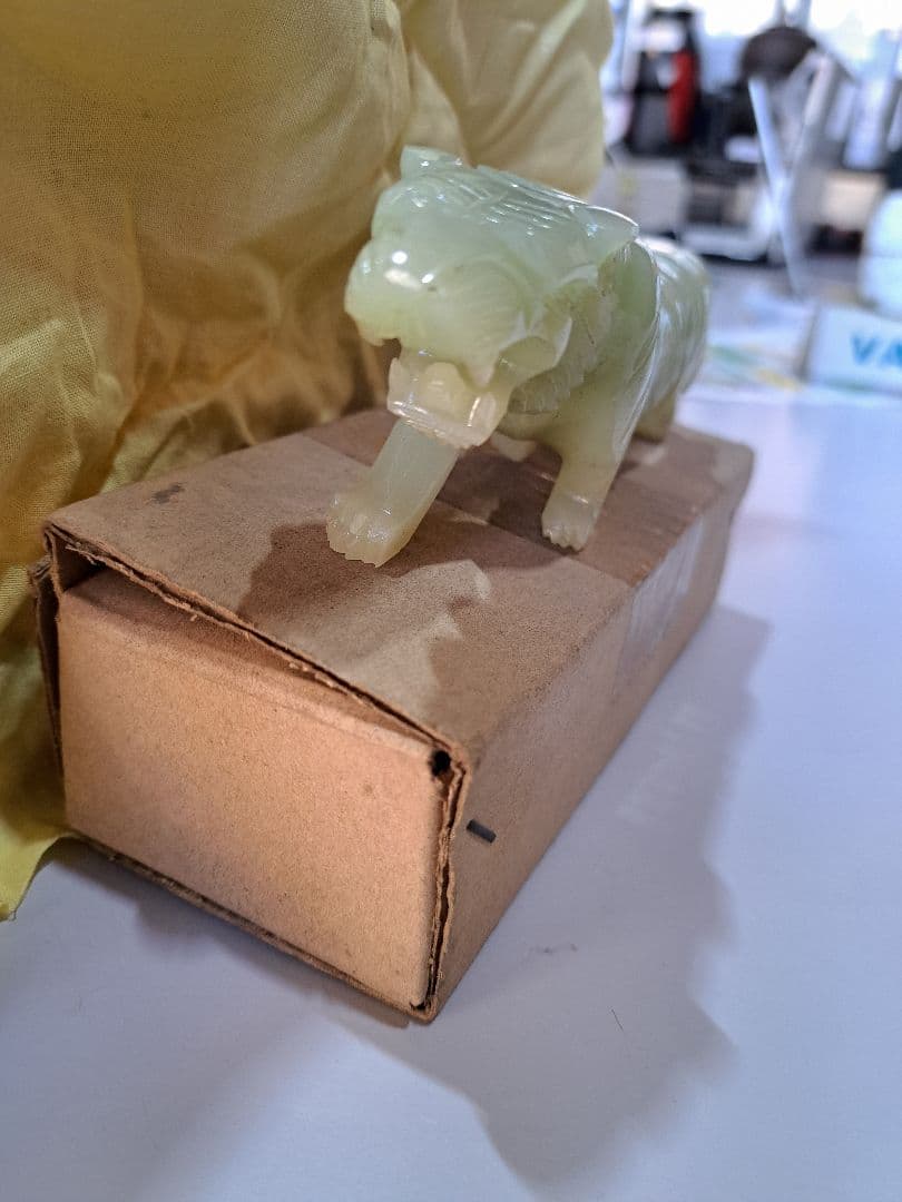翡翠 虎の彫刻 約15cm