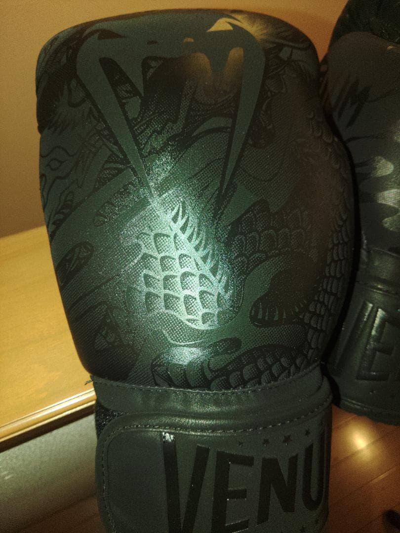 【14oz】 VENUM ボクシンググローブ 【黒】