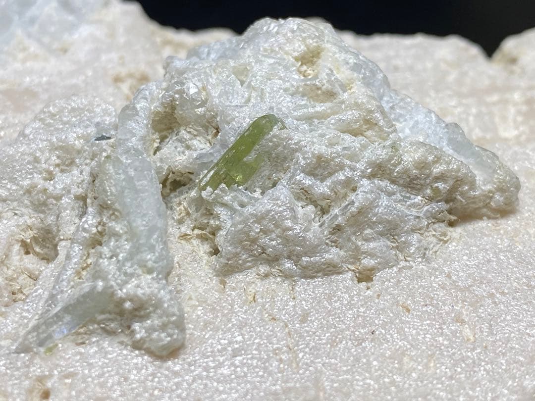 トルマリン　母岩付き　1050g