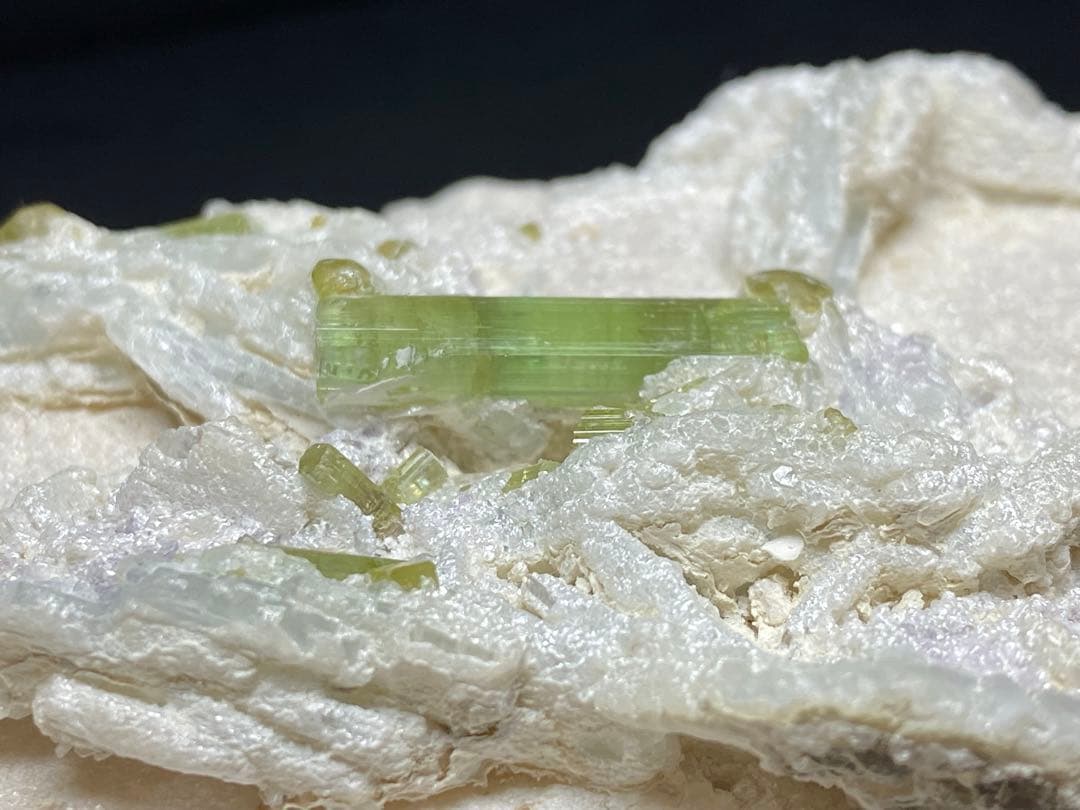 トルマリン　母岩付き　1050g