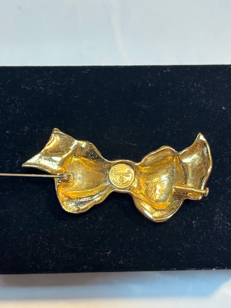 CHANEL ゴールド リボン型ブローチ