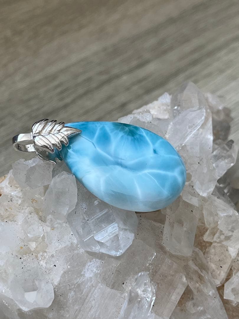 天然石ラリマー☆高品質！しずく型ペンダントトップ①☆リーフ型バチカンがステキ！