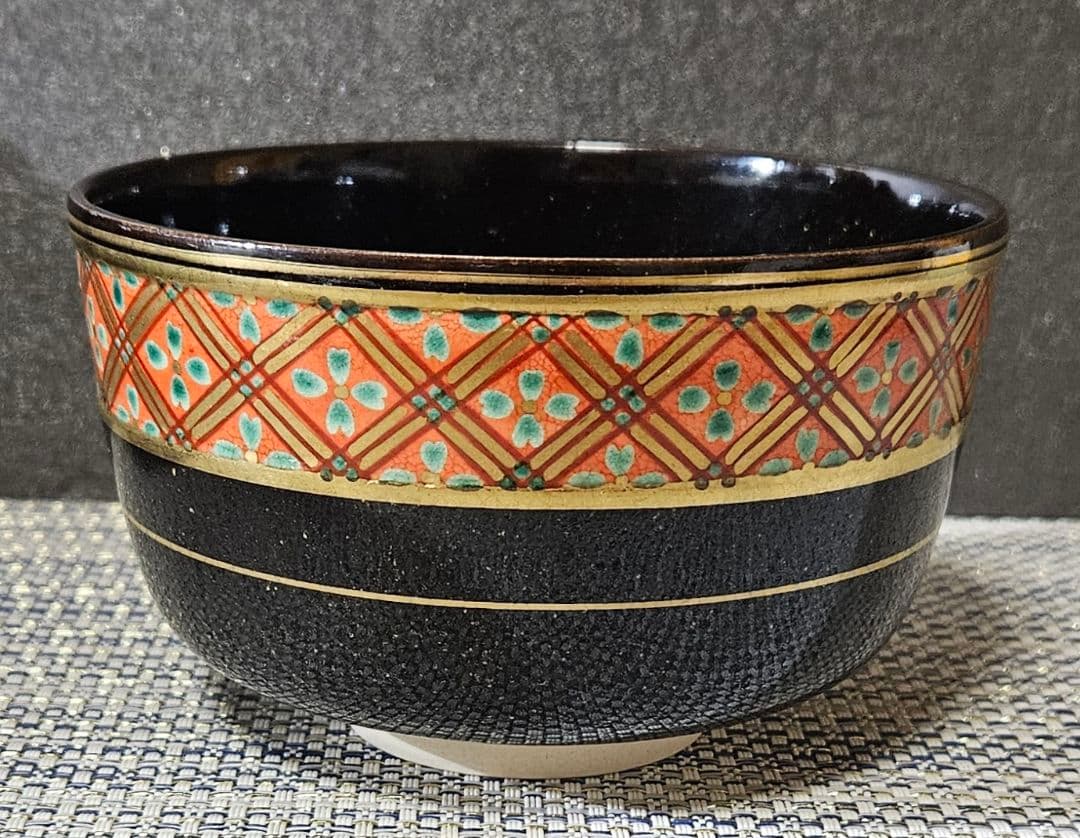日展作家　三代 山澤松篁 造　京焼　清水焼　金彩色絵　着彩花菱帯文　茶碗　茶道具