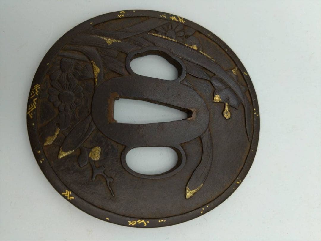 時代物 加賀 鍔(つば) 鉄製 菊水仙 花彫刻 高彫仕上げ 鍔専用 桐箱入り品