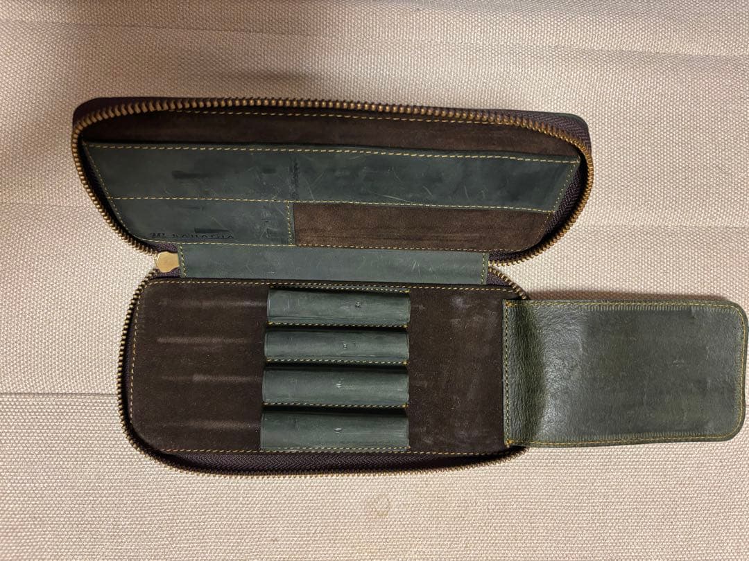 バハギア ラウンドジップペンケース