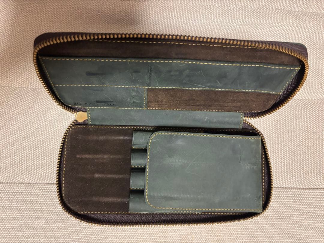 バハギア ラウンドジップペンケース