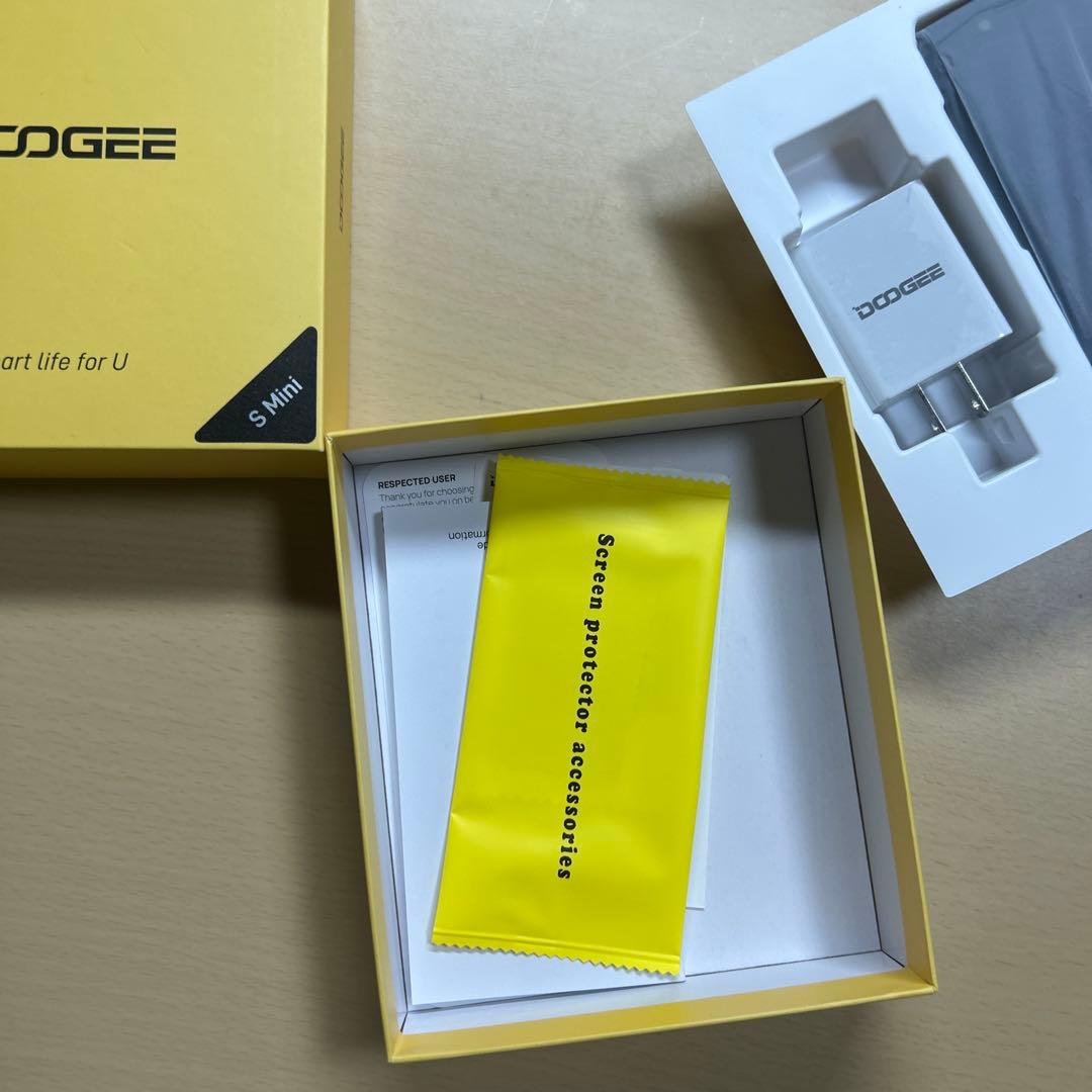 Doogee Smini 256GB SIMフリー 画面割れあり