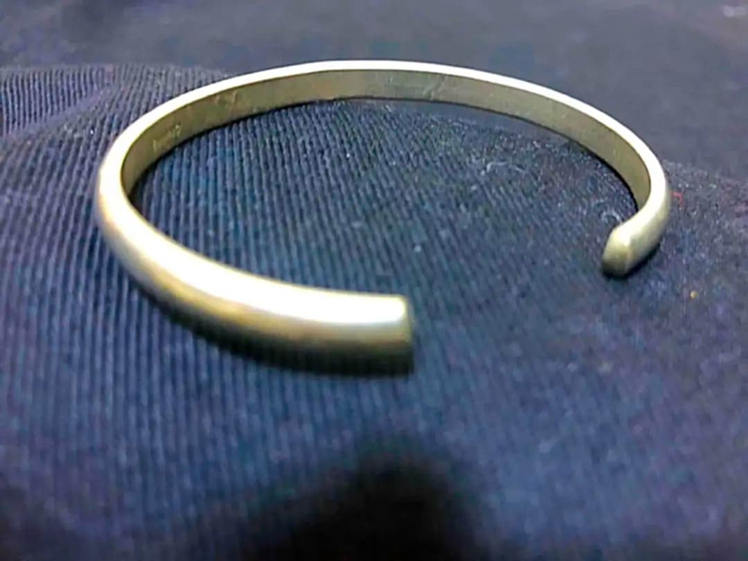 ナバホ族（NAVAJO)/ インディアンジュエリー/シルバーバングル