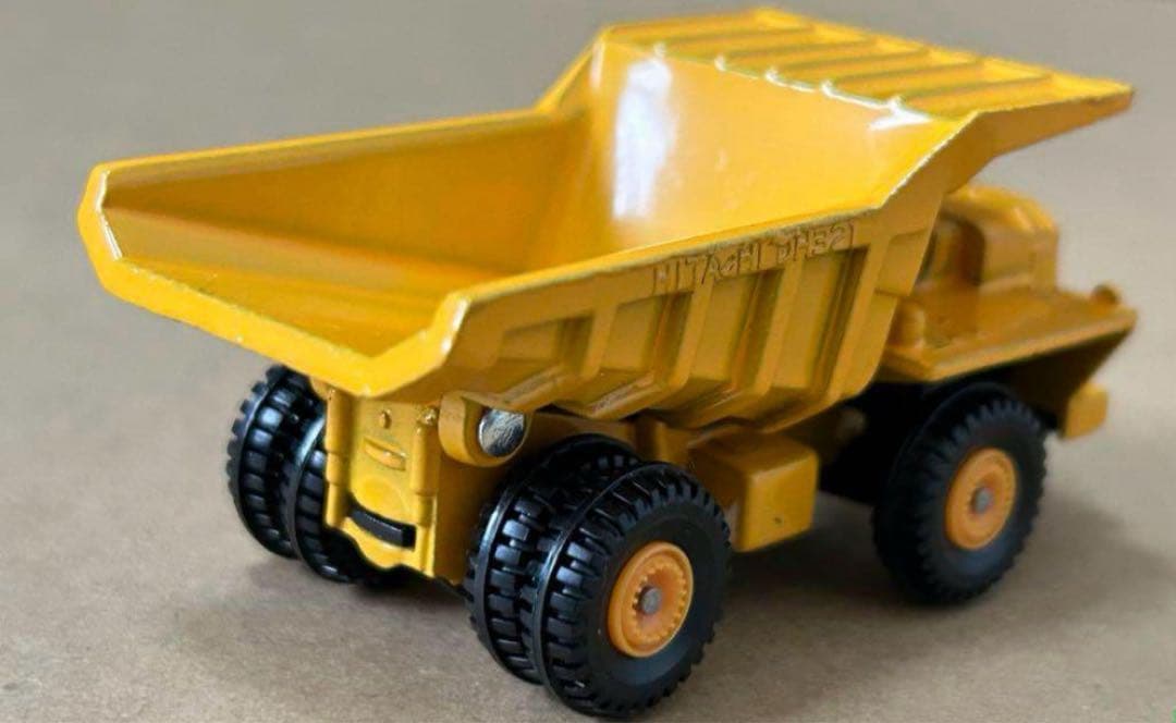 トミカ 日立 DH321 ダンプカー 山吹色