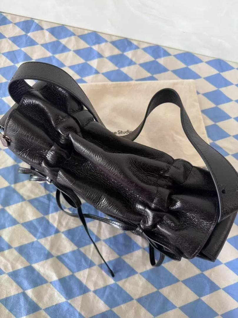 即日発送 Acne Studios ブラックレザーハンドバッグ