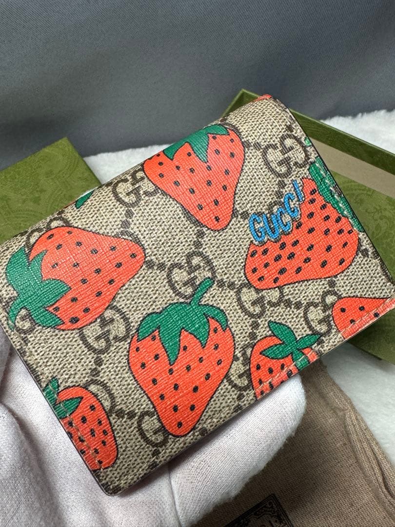 GUCCI ストロベリーパターン 二つ折り財布