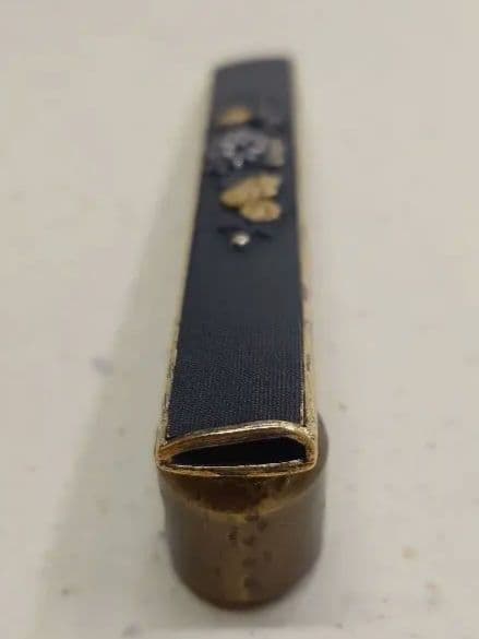 小柄袋、赤銅魚子地に菊花図