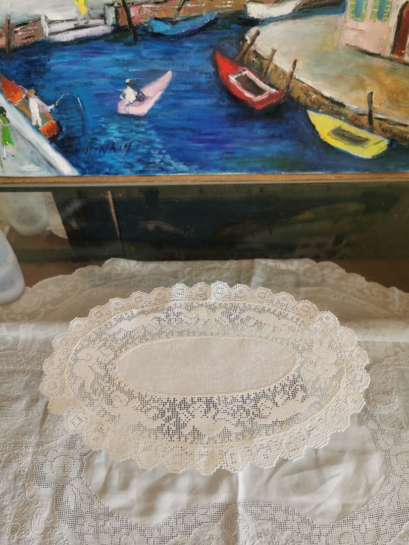 アンティーク イタリア 草花の中で遊ぶ子供の天使のフィレレース オーバルドイリー