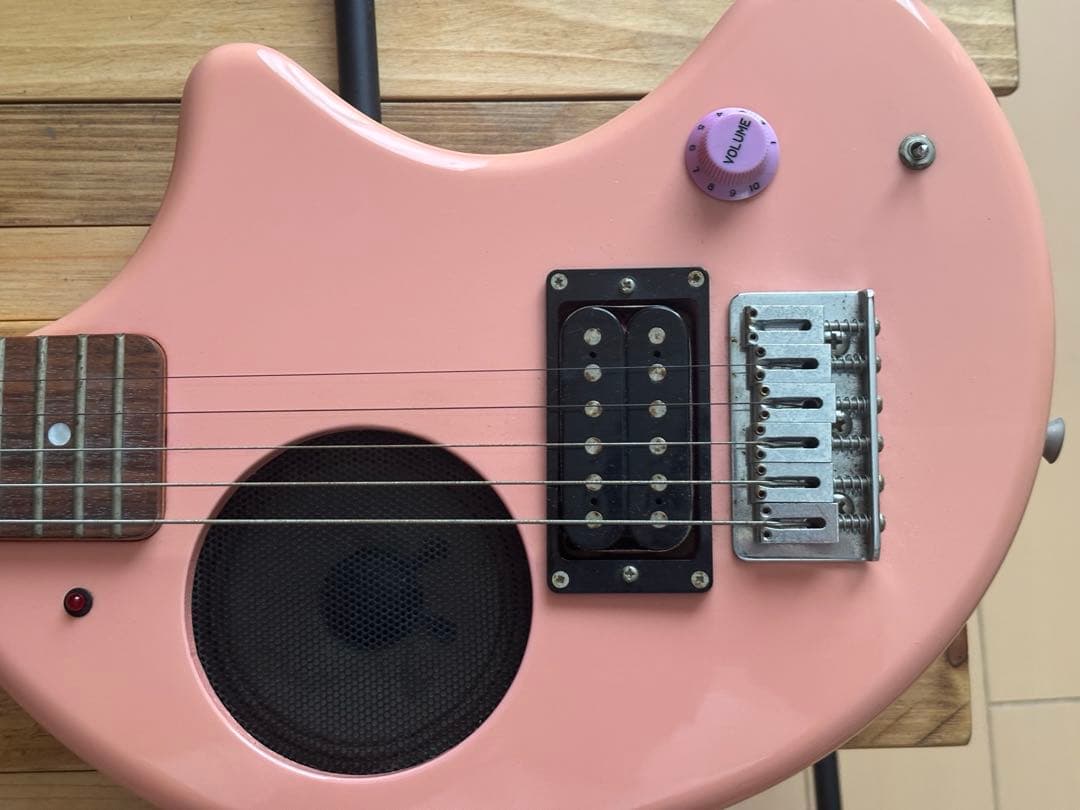 フェルナンデス ZO-3 アンプ・スピーカー内蔵ギター ピンク