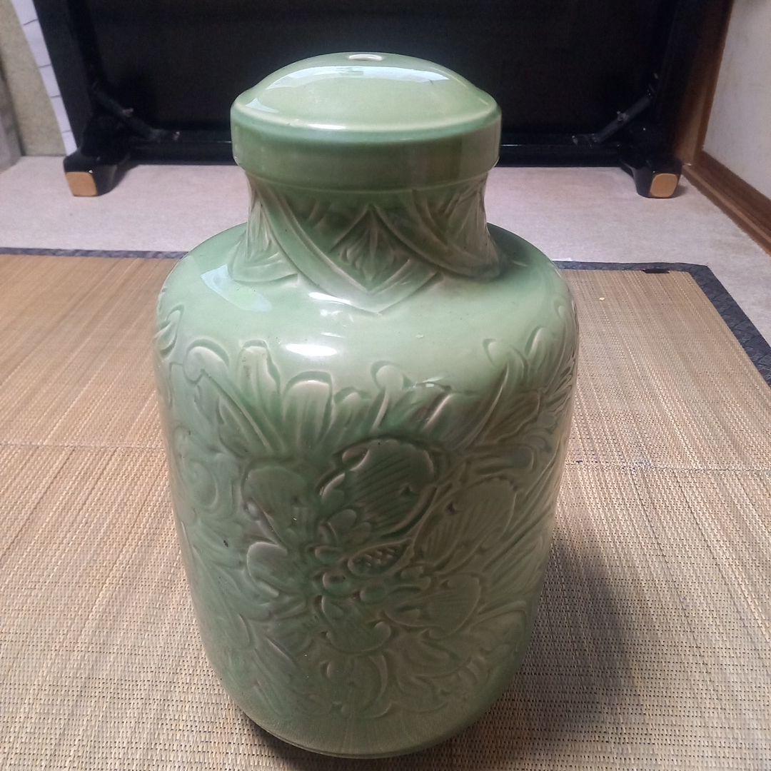 緑色の花彫刻付き蓋壺