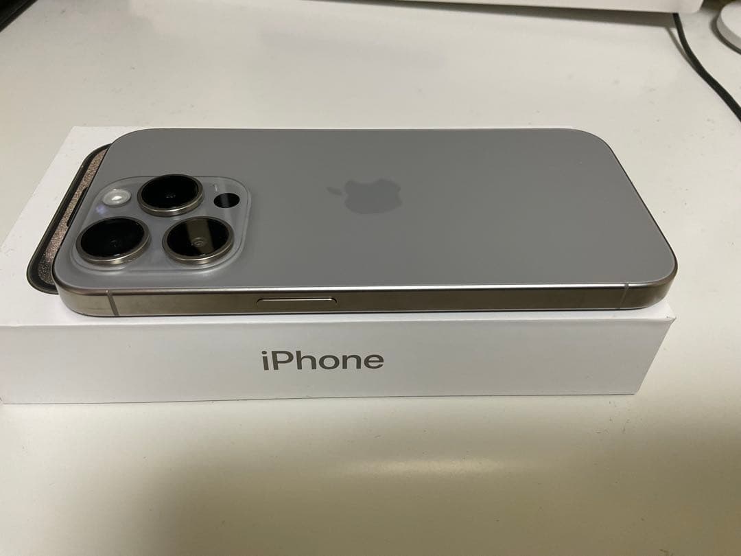 Apple iPhone 15 pro ナチュラルチタニウム　128GB