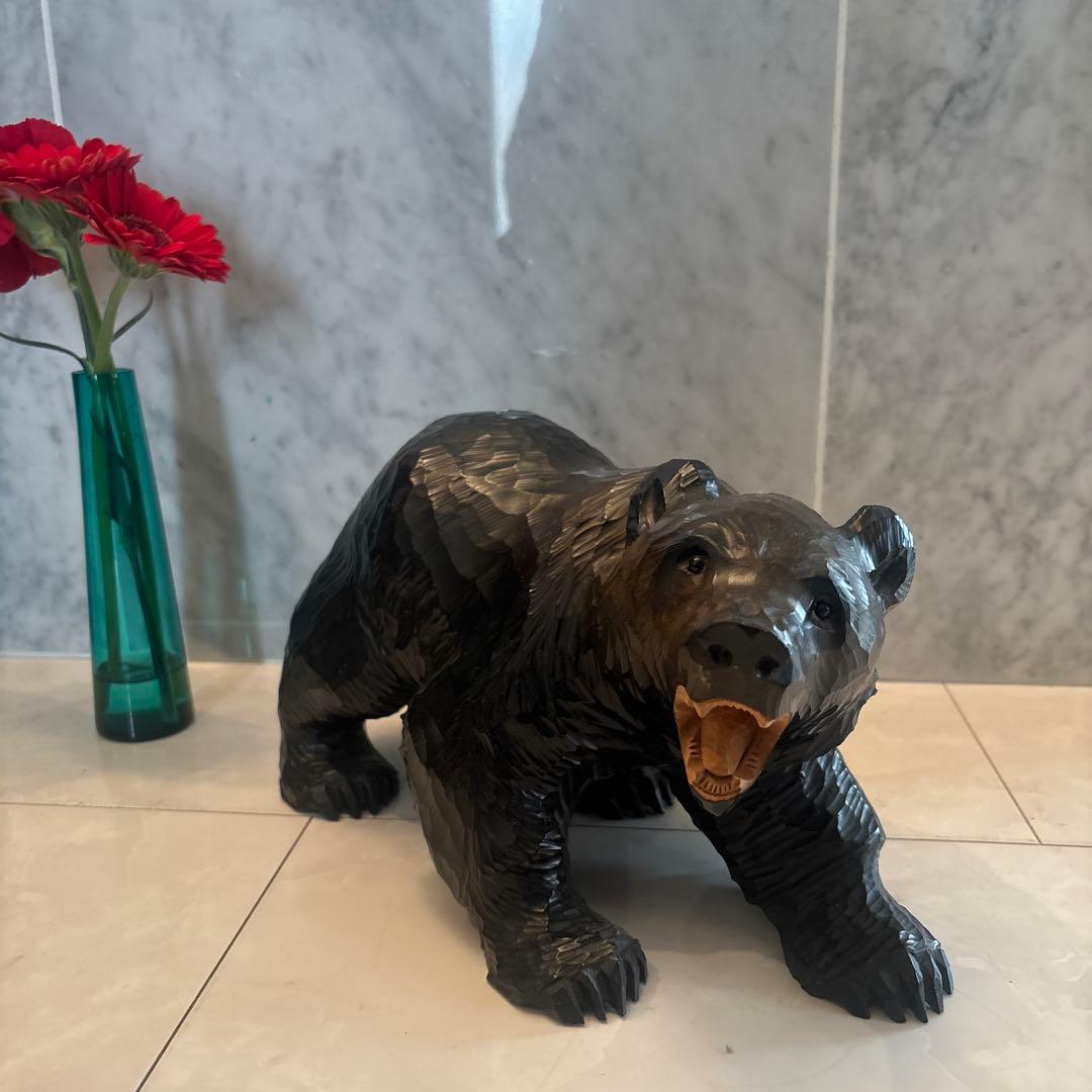 アイヌ名門堀井一族が手掛けたガラスの瞳で彫りや塗りが一級品のクマ