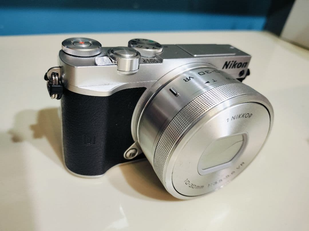 Nikon ミラーレス一眼 Nikon1 J5 ダブルレンズ 新品バッテリー付き