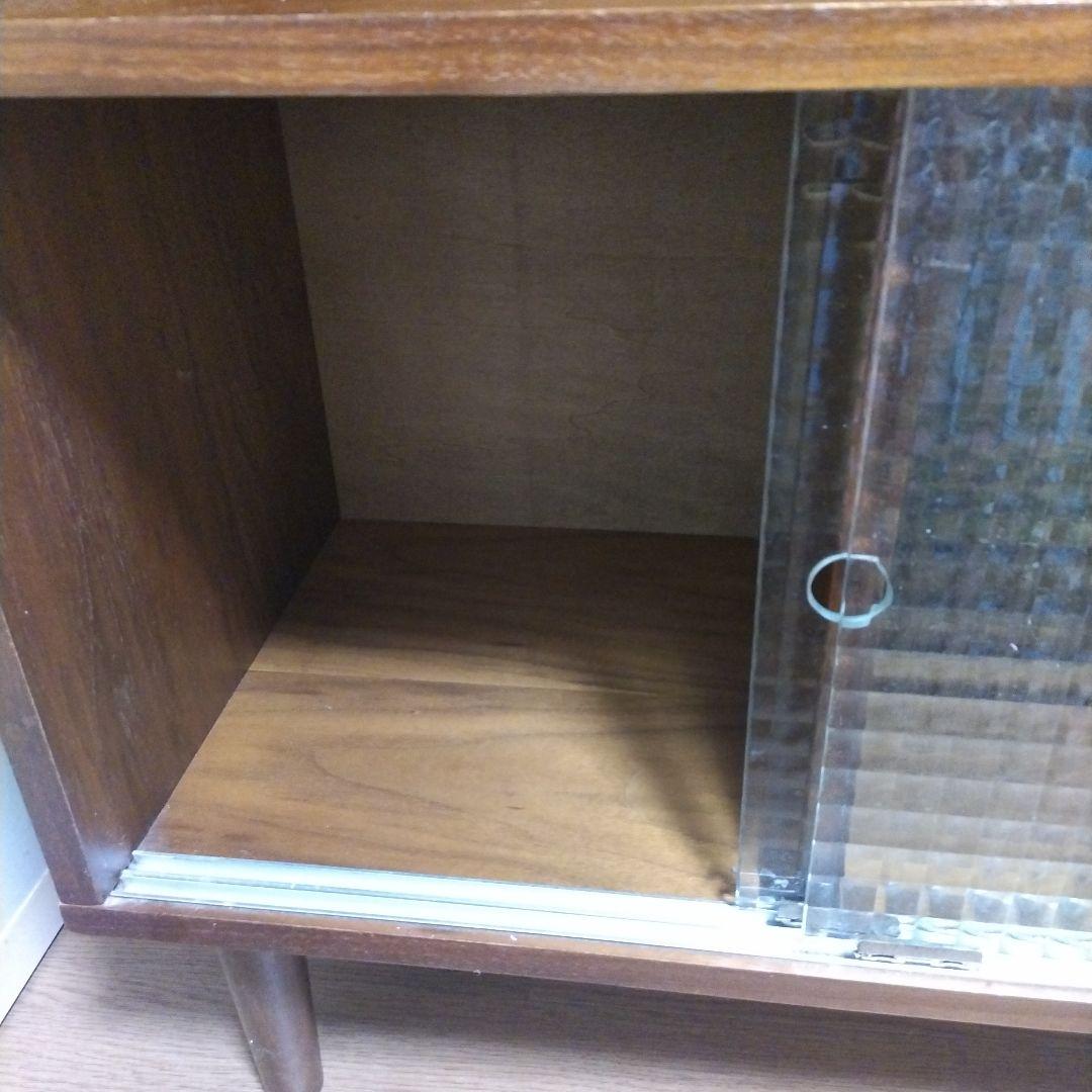 ブラウン木製キャビネット ガラス扉付き