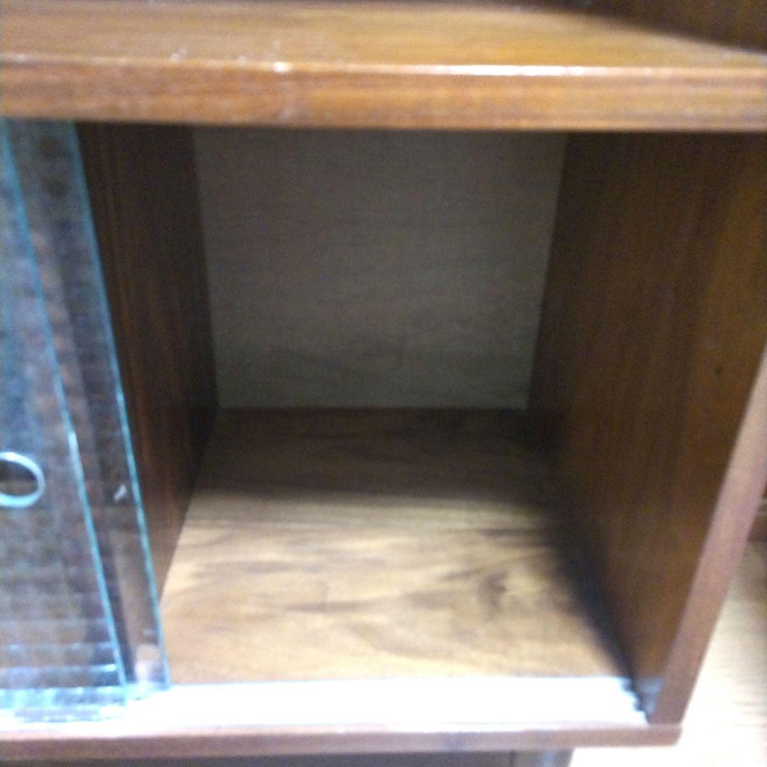 ブラウン木製キャビネット ガラス扉付き