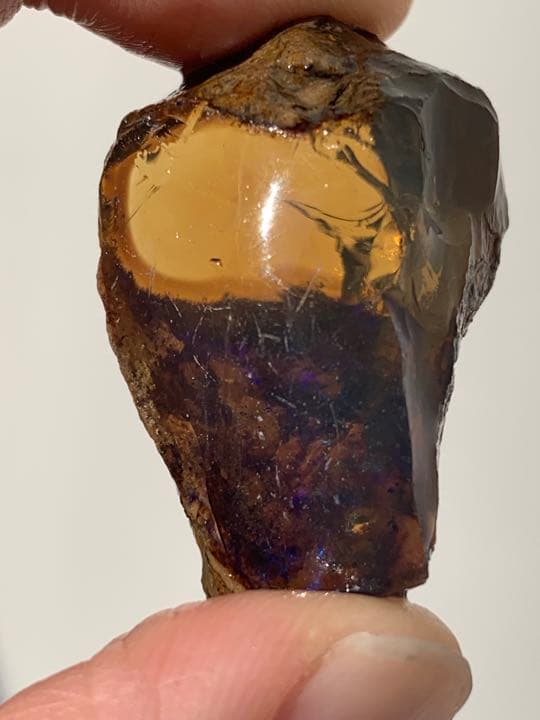 青い斑の浮かぶ魅力的なオパール82ct/鉱物標本